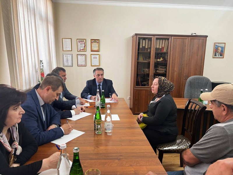 По поручению Главы Дагестана, зампред РД Абдурахман Махмудов провел личный прием граждан в соцзащите г. Избербаш. - Файл 5