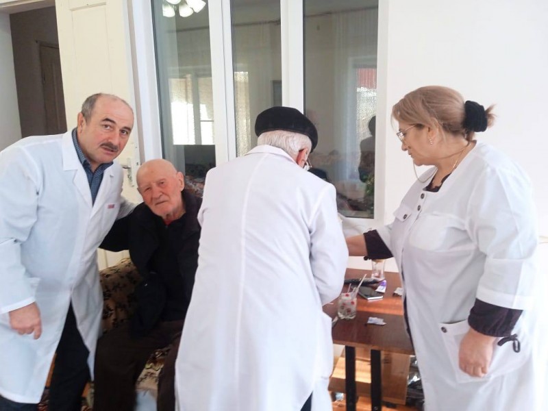 Доктора наблюдают 100-летнего ветерана ВОВ, проводя обследование на дому