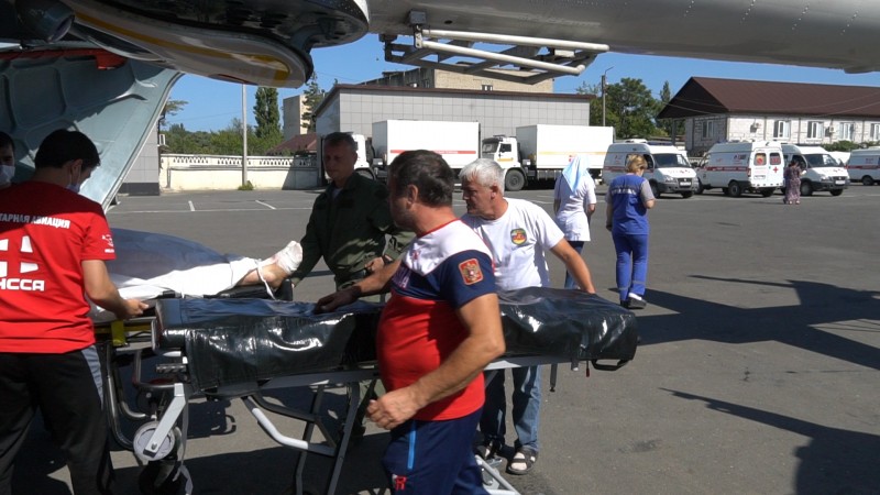 Вертолет Минздрава РД эвакуировал в Ожоговый центр РКБ двоих пострадавших при пожаре в Хасавюрте - Файл 1