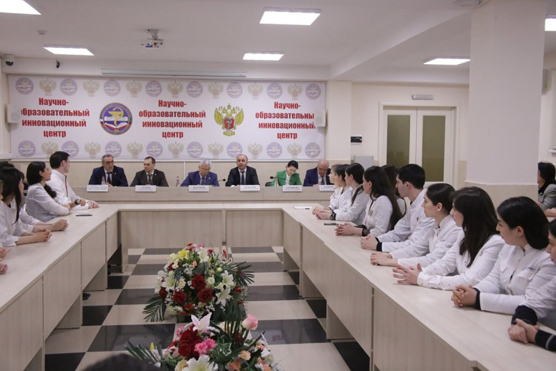 Вопросы трудоустройства молодых специалистов обсудили в ДГМУ на встрече с главой Дагестана Владимиром Васильевым