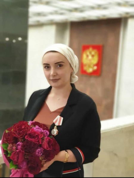 Премьер-министр России Михаил Мишустин вручил государственную награду врачу из Дагестана