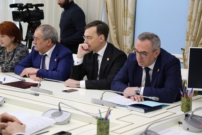 Министр здравоохранения РД принял участие в обсуждении санитарно-противоэпидемической ситуации в республике
