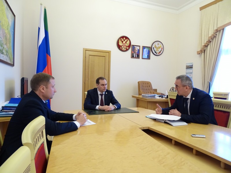 Председатель Правительства РД Артем Здунов провел рабочую встречу с министром здравоохранения РД Джамалудином Гаджиибрагимовым.