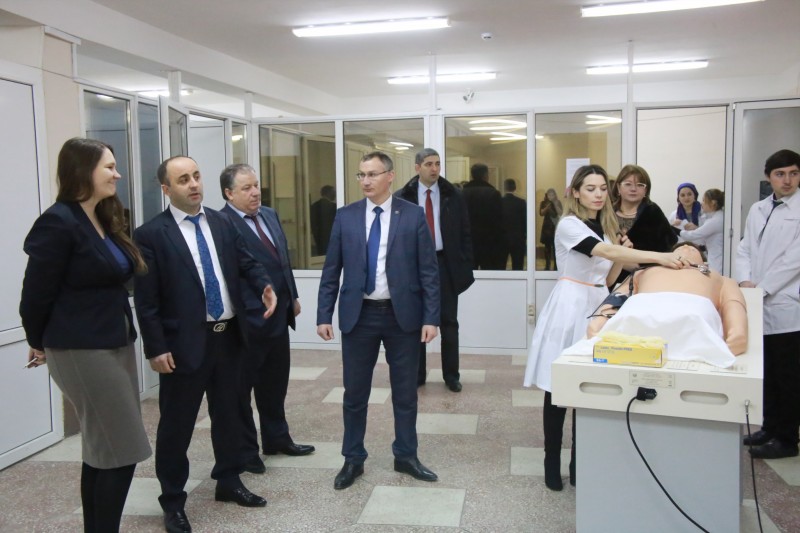 Начальник управления оказания медицинский помощи населению Минздрава РД Татьяна Беляева побывала на Дне открытых дверей ДГМУ - Файл 2