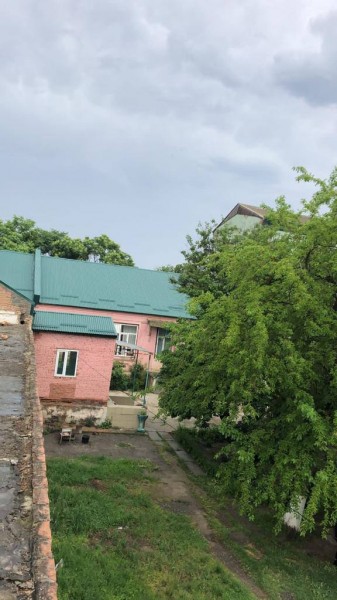 В рамках выезда министра здравоохранения РД в Кизляр на празднование 95-летия Кизлярского медицинского училища, состоялось посещение Кизлярского противотуберкулёзного диспансера, где были проведены работы по капремонту здания. - Файл 1
