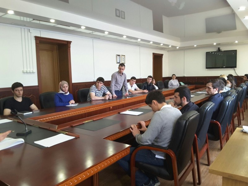 Врио министра здравоохранения Танка Ибрагимов встретился с волонтерами-медиками чемпионата Европы по спортивной борьбе