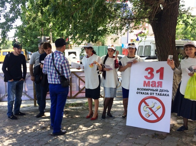 В Махачкале  во Всемирный день без табака прохожим меняли сигареты на яблоки