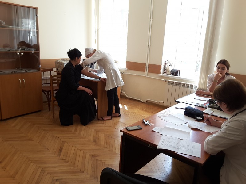 Сотрудники Минздрава РД личным примером призывают жителей республики пройти вакцинацию от гриппа - Файл 1