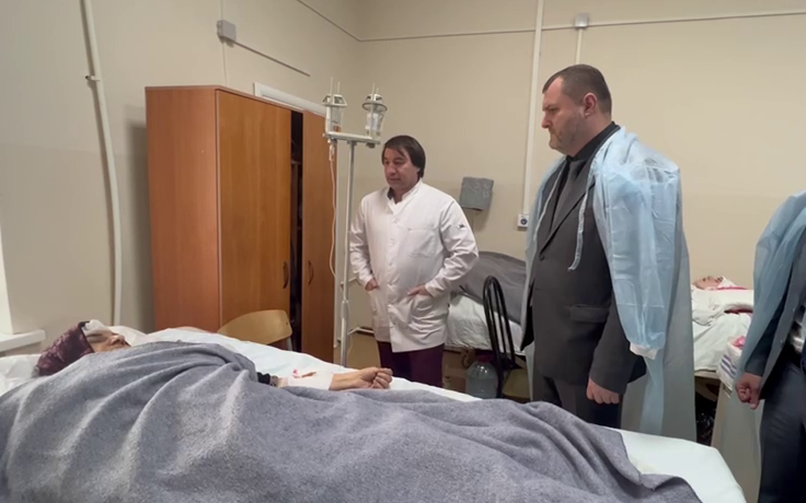 Ярослав Глазов проведал в стационаре женщину, пострадавшую от падения ледяных масс с крыши