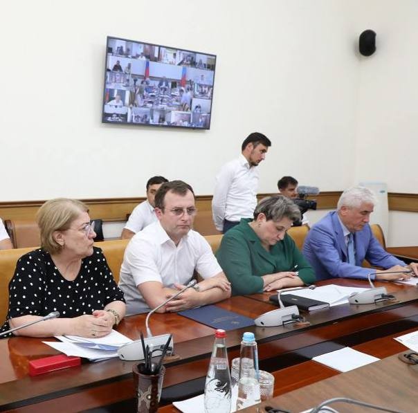 Сегодня , 21 июля, под руководством Председателя Правительства РД Абдулмуслима Абдулмуслимова состоялось совещание - Файл 2