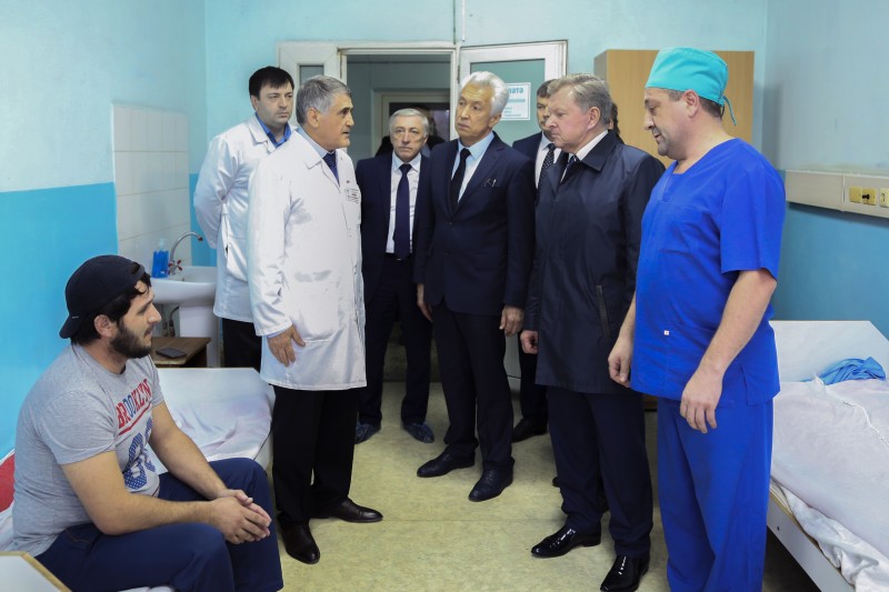 Олег Белавенцев и Владимир Васильев посетили Кизлярскую центральную больницу