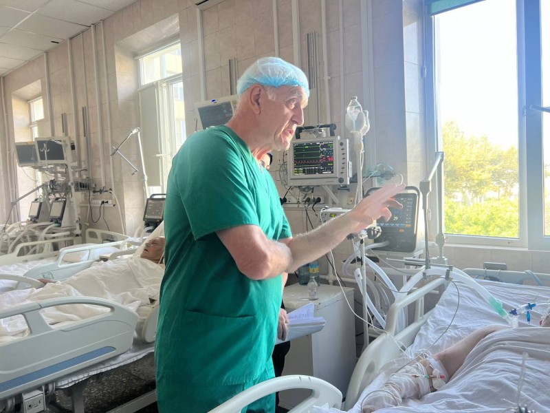 В Городской клинической больнице врио министра здравоохранения РД Ярослав Глазов вместе с главврачом ГКБ Хаджимурадом Малаевым посетили пациента - Файл 1