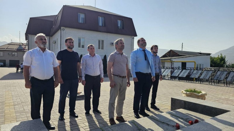 В Ботлихском районе врио министра здравоохранения Республики Дагестан Ярослав Глазов вместе с главой Ботлихского района Русланом Гамзатовым возложили цветы к мемориалу - Файл 2