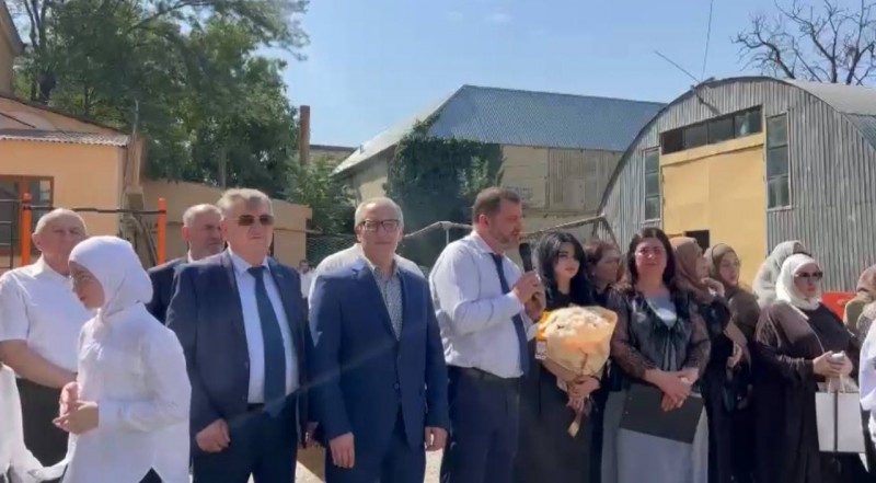 Сегодня врио министра здравоохранения РД Ярослав Глазов принял участие в торжественном мероприятии, посвящённом Дню знаний в гимназии им. Хуторянского г. Буйнакска - Файл 3