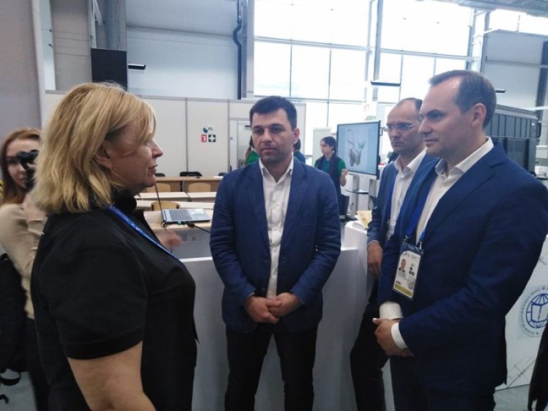 Артем Здунов посетил площадку финала чемпионата рабочих профессий Молодые профессионалы WorldSkills
