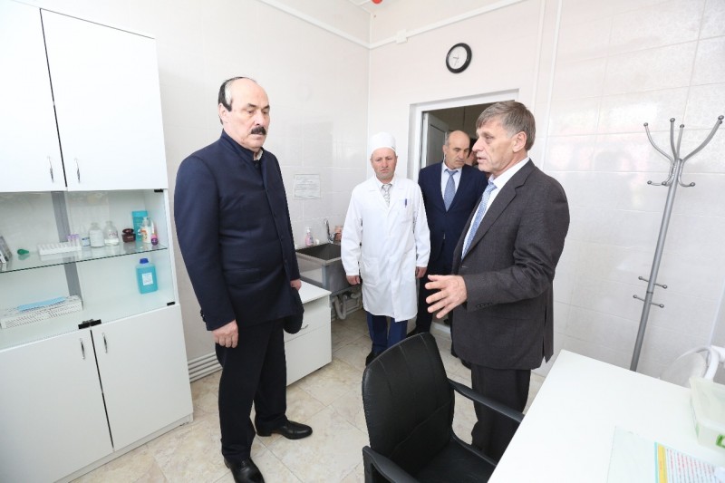 Рамазан Абдулатипов в рамках рабочей поездки в Шамильский район посетил туберкулезную больницу в с.Кахиб - Файл 1