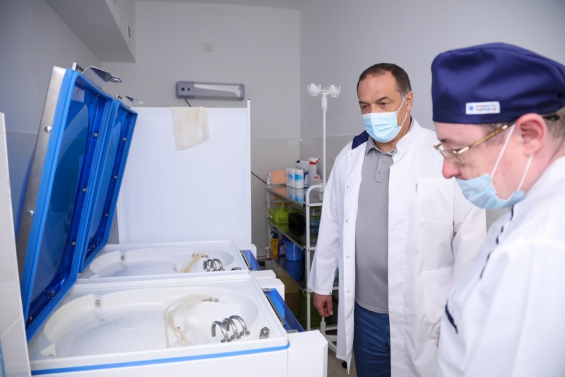 Глава РД посетил Республиканский онкоцентр