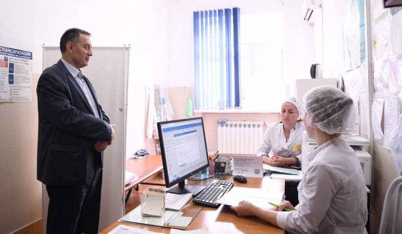 Вице-премьер Абдурахман Махмудов проинспектировал работу центральной городской больницы и поликлиники в рамках рабочей поездки в Южно-Сухокумск