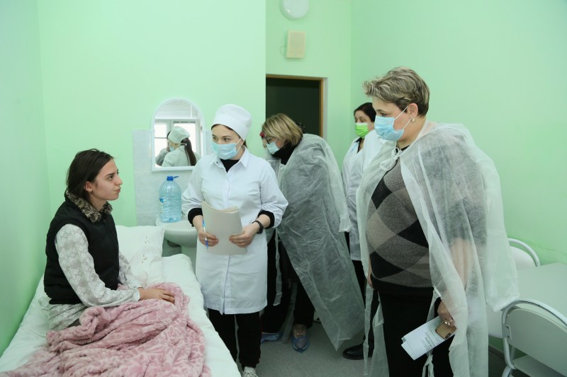 Татьяна Беляева навестила пациентов Хунзахской ЦРБ, госпитализированных с ОКИ - Файл 7
