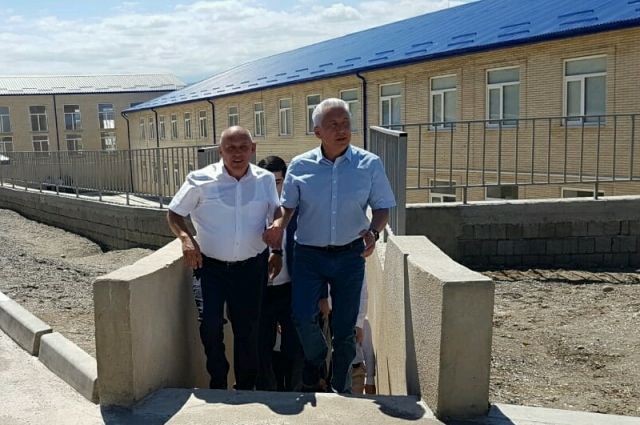 Владимир Васильев осмотрел школу и новый спортзал  в селе Гельбах Кизилюртовского района