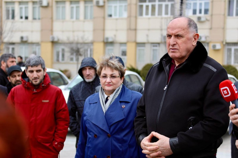 Председатель Правительства РД Абдулмуслим Абдулмуслимов и министр здравоохранения РД Татьяна Беляева проводят передачу санитарного автотранспорта - Файл 1