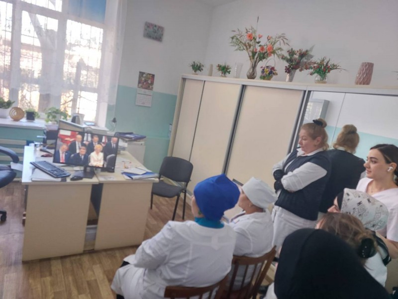 В коллективах медицинских работников сейчас слушают Послание Президента РФ В.В. Путина Федеральному Собранию. - Файл 4