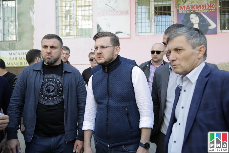 Салман Дадаев проверил как продвигаются работы по благоустройству дворов
