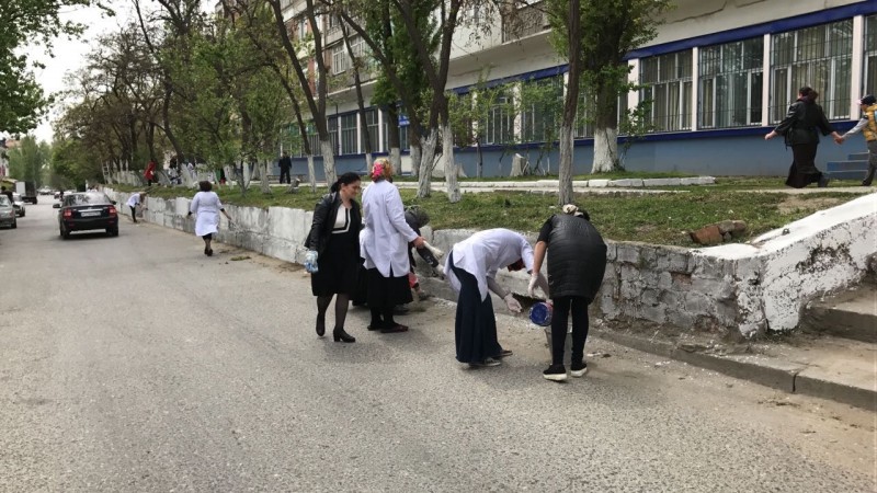 Коллектив Минздрава РД  и медицинские работники присоединились к весеннему субботнику - Файл 18