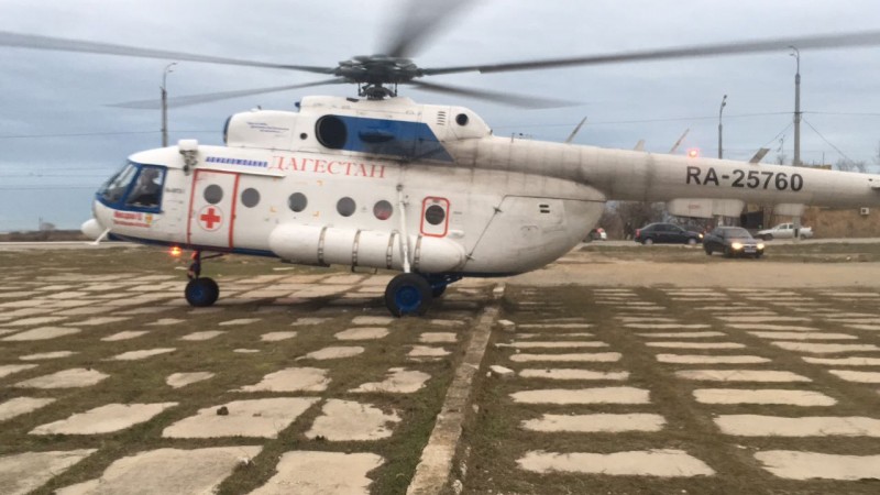 Вертолет Минздрава РД доставил с острова Чечень  на лечение в Махачкалу школьницу с тяжелым переломом руки