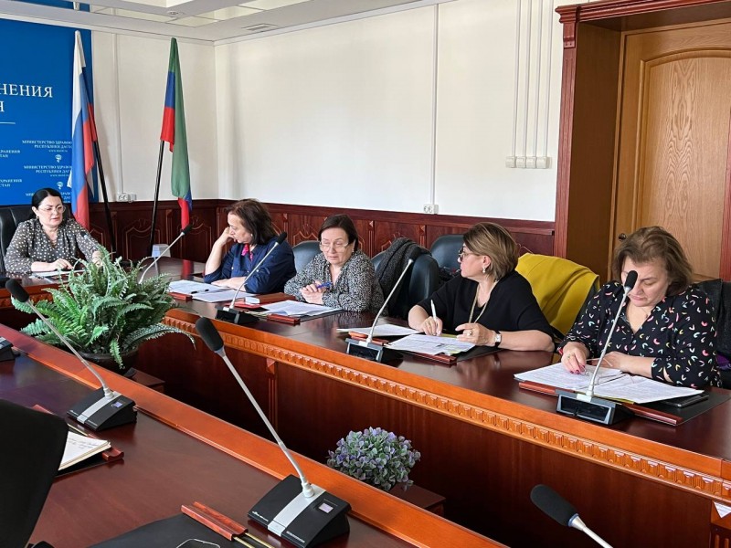 Ситуации с заболеваемостью корью и проводимой в Дагестане подчищающей иммунизации от этой инфекции было посвящено совместное селекторное совещание специалистов Минздрава и Роспотребнадзора по РД. - Файл 5
