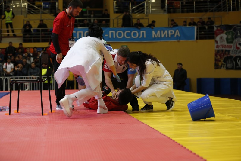 78 человек получили медицинскую помощь во время проведения чемпионата по боевому самбо