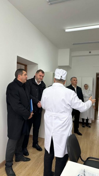 Министр здравоохранения РД Ярослав Глазов накануне со специалистами ведомства проинспектировал работу больницы в городе Дагестанские Огни - Файл 2