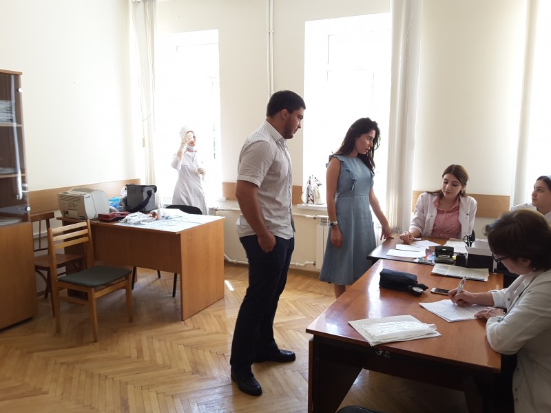 Сотрудники Минздрава РД личным примером призывают жителей республики пройти вакцинацию от гриппа - Файл 4