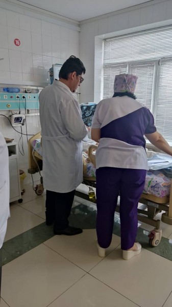Заместитель министра здравоохранения РД Патхула Патхулаев и начальник детского отдела Минздрава РД Айханум Минатулаева посетили отделение реанимации Детской республиканской клинической больницы - Файл 2