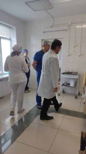 Заместитель министра здравоохранения РД Патхула Патхулаев и начальник детского отдела Минздрава РД Айханум Минатулаева посетили отделение реанимации Детской республиканской клинической больницы