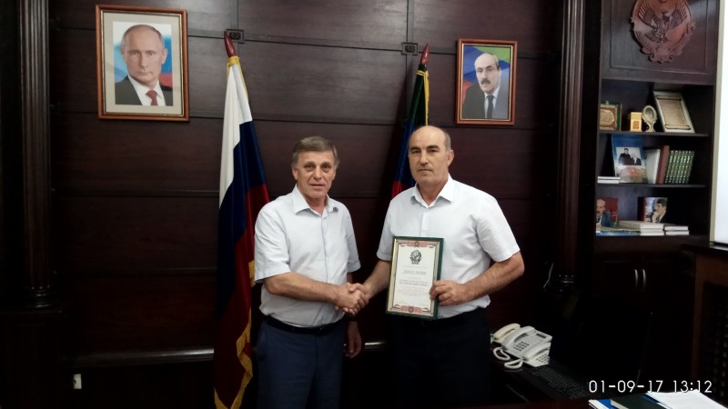 Министр Танка Ибрагимов вручил главе Шамильского района диплом от имени Рамазана Абдулатипова  за эффективную деятельность - Файл 4