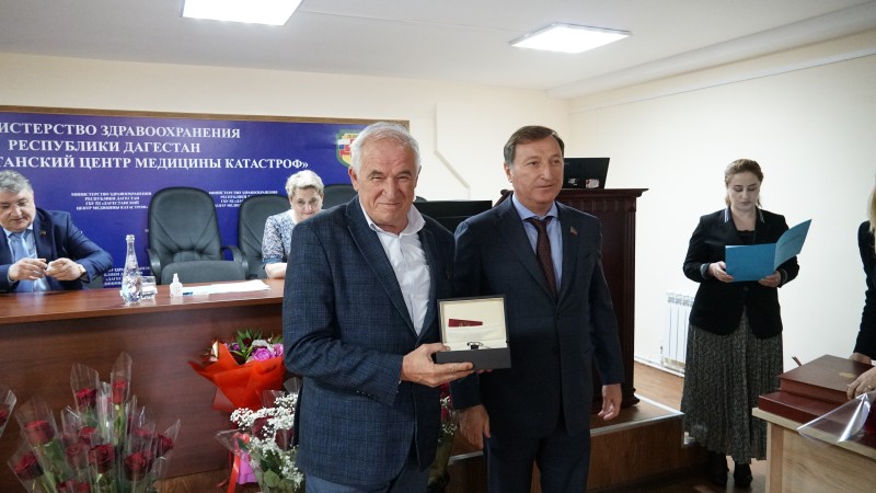 Средние медработники службы скорой помощи республики получили награды от Народного Собрания РД. - Файл 9