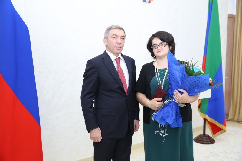 За вклад в развитие республики награждена начальник охраны материнства и детства Минздрава РД Раиса Шахсинова