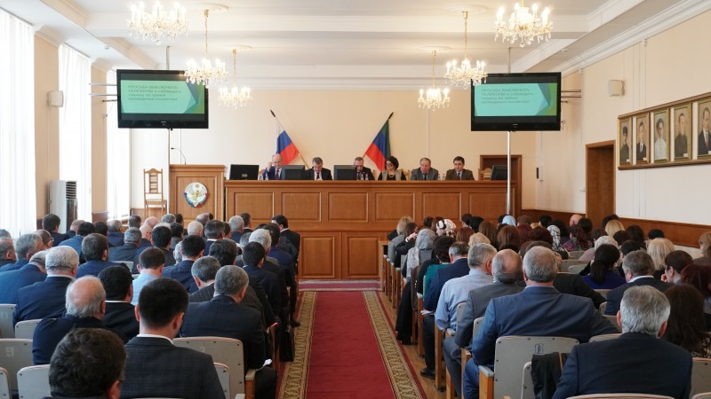 Исполнение медучреждениями Указа  президента о национальных целях и стратегических задачах обсудили в Минздраве  Дагестана - Файл 5