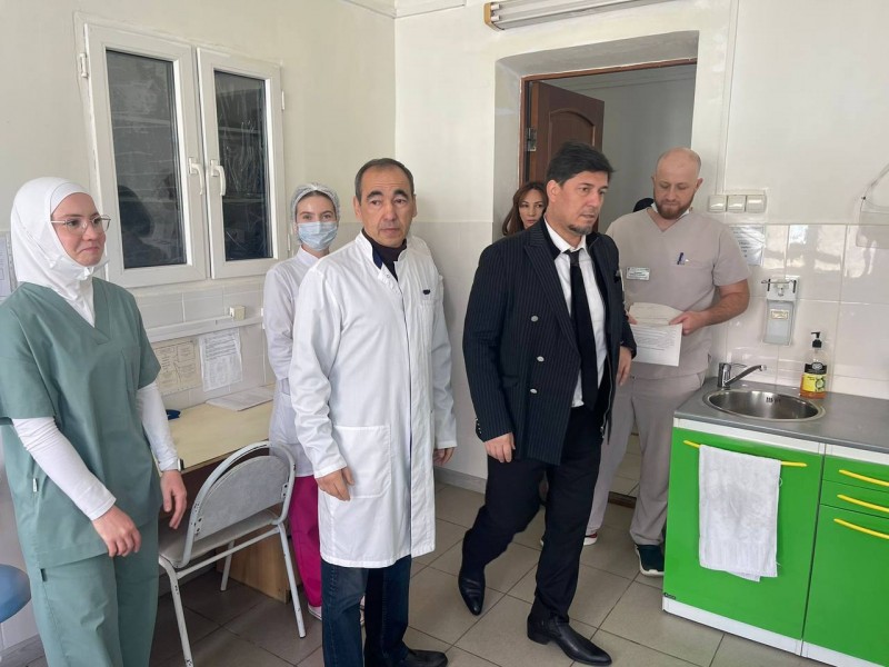 Замминистра здравоохранения РД Патхула Патхулаев с сотрудниками ведомства провели обход в Республиканской стоматологической поликлинике им. Максудова - Файл 3
