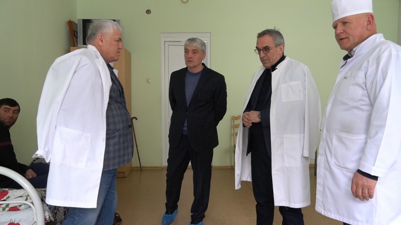 За два дня министр Джамалудин Гаджиибрагимов ознакомился с работой шести районных больниц - Файл 1
