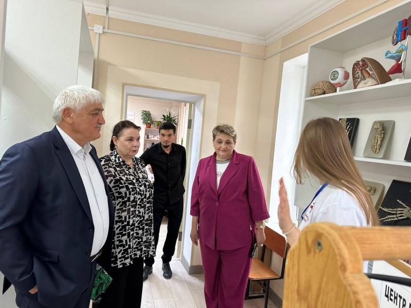 27 мая в Кизляре прошли торжественные мероприятия по случаю празднования 95- летия единственного в Северном регионе медицинского образовательного учреждения для подготовки кадров среднего звена- Кизлярского медицинского училища. - Файл 2