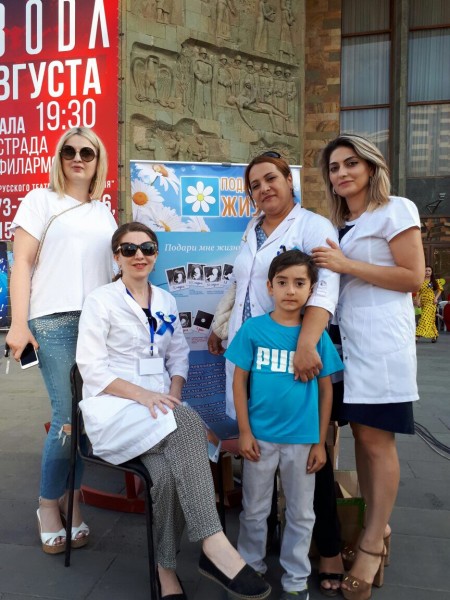 Более 1000 человек собралось в центре Махачкалы на акции против абортов - Файл 11
