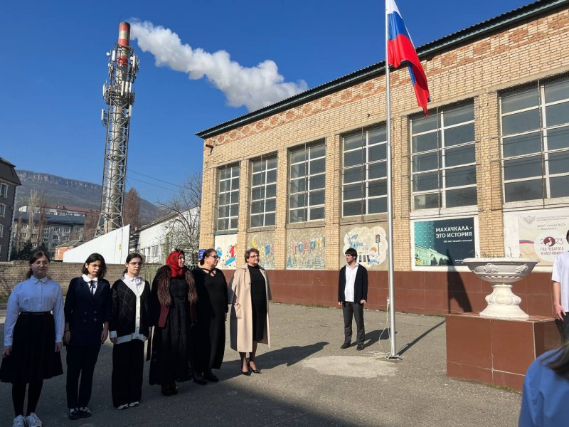 Министр здравоохранения РД Татьяна Беляева приняла участие в торжественном поднятии флага нашей страны в школе N22