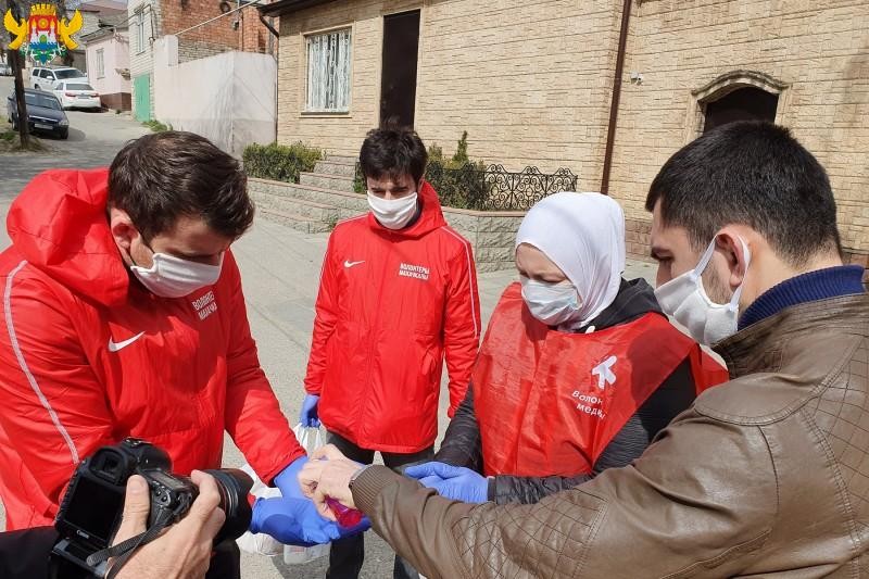 Волонтеры-медики помогают продуктами ветеранам ВОВ