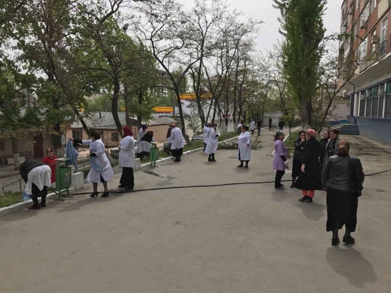 Коллектив Минздрава РД  и медицинские работники присоединились к весеннему субботнику - Файл 17