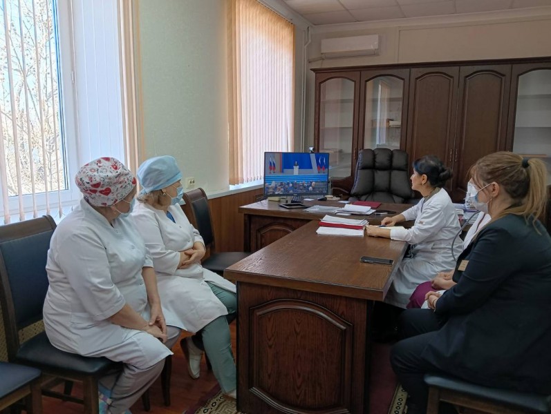 В коллективах медицинских работников сейчас слушают Послание Президента РФ В.В. Путина Федеральному Собранию. - Файл 1