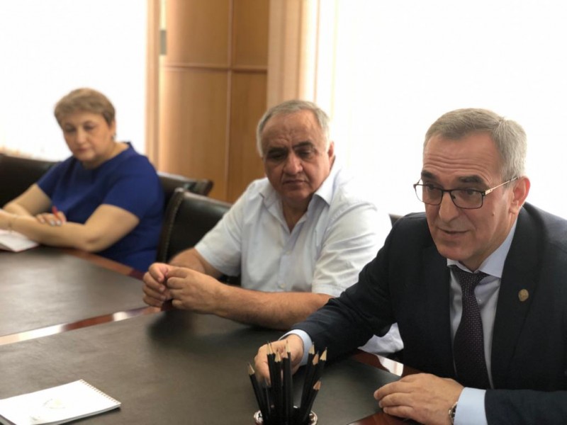 Вопросы развития онкологической службы обсудили на встрече министра здравоохранения РД со специалистами института им. Герцена - Файл 2