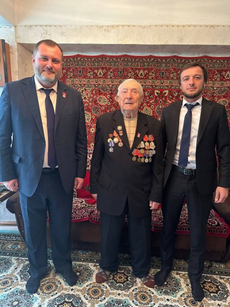 Министр здравоохранения РД Ярослав Глазов поздравил с 80-летием Победы ветерана ВОВ Юрия Антоновича Петрухина