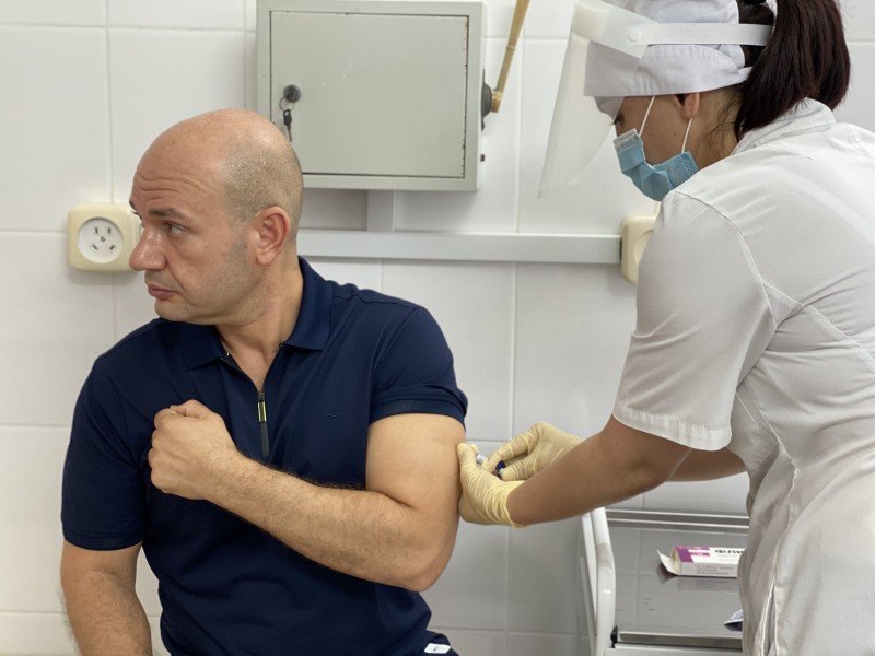 Главный федеральный инспектор по Дагестану Александр Степанов принял участие в вакцинации против гриппа